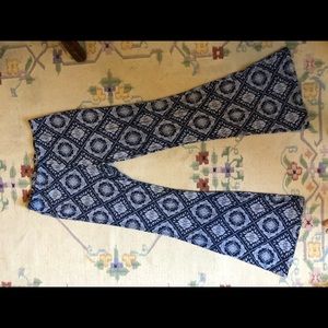 Soft and stretchy yoga pants with paisley design